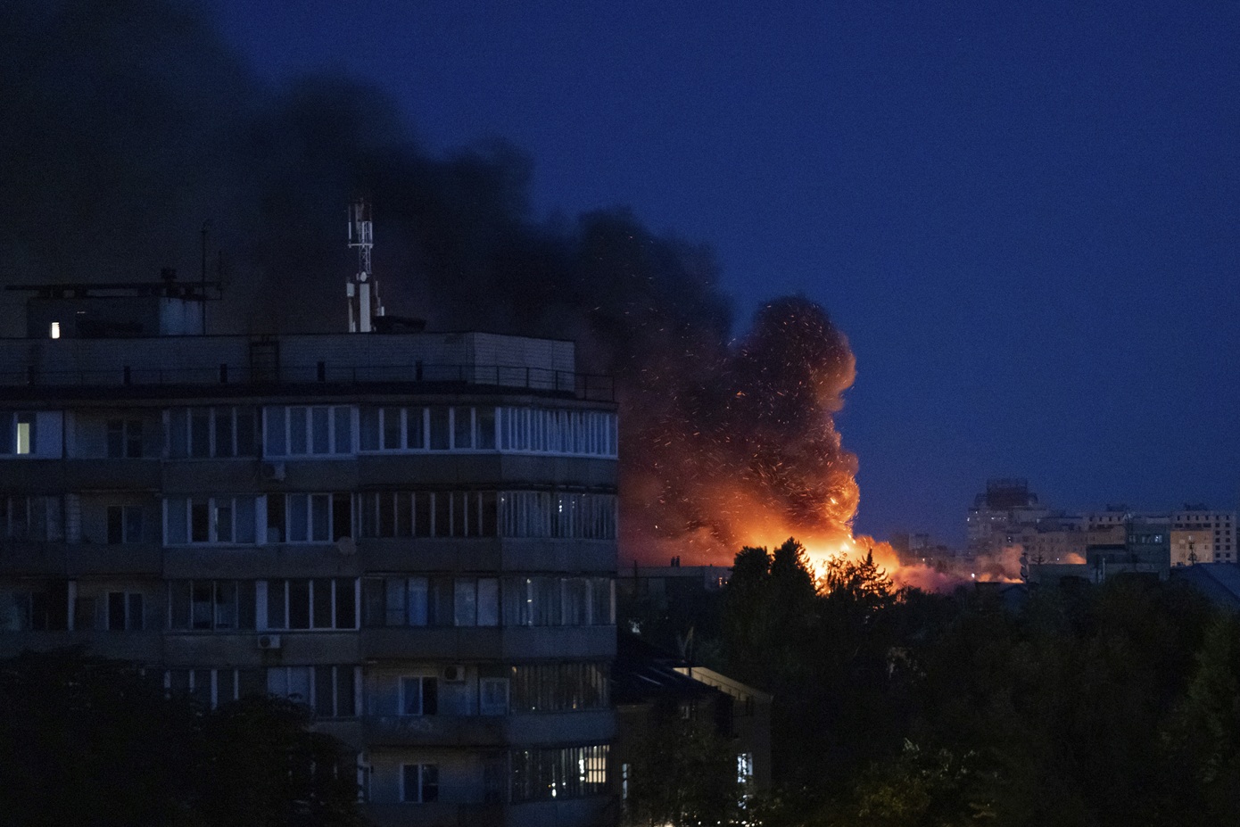 Πυρκαγιά σε 16όροφη πολυκατοικία στο Κιέβο μετά από ρωσική επίθεση με drone