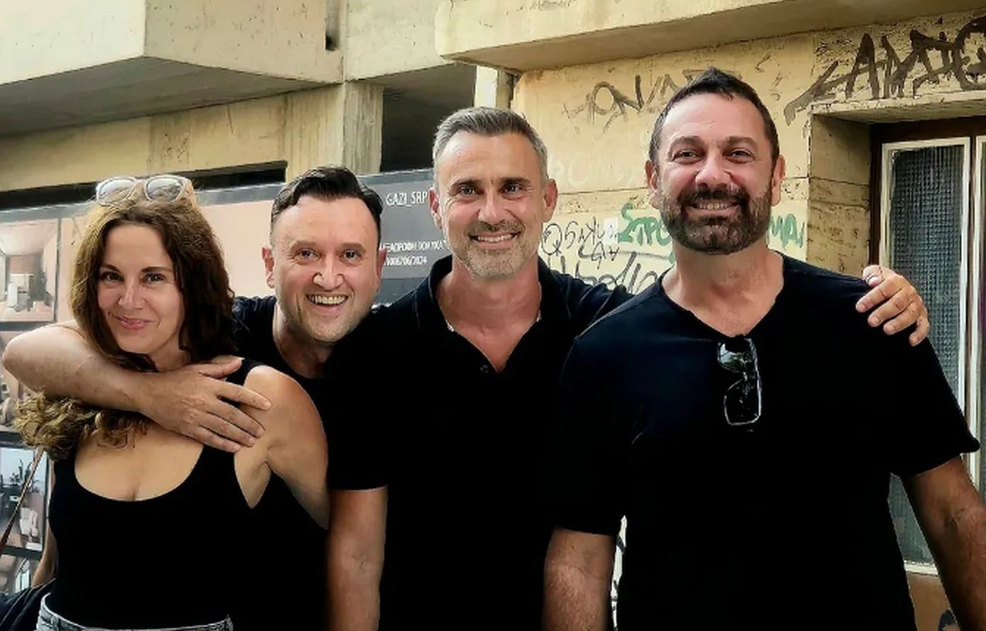 Ο Γιώργος Καπουτζίδης ποζάρει με την παρέα του «Πάρα Πέντε» μετά την κηδεία του Γεράσιμου Μιχελή