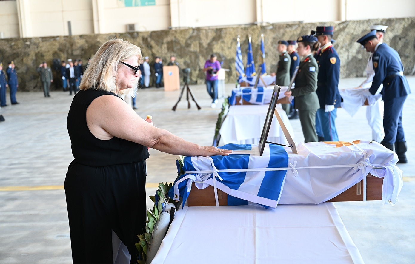 Συγκίνηση στον επαναπατρισμό των λειψάνων έξι οπλιτών από την Ελλάδα που έπεσαν κατά την τουρκική εισβολή στην Κύπρο