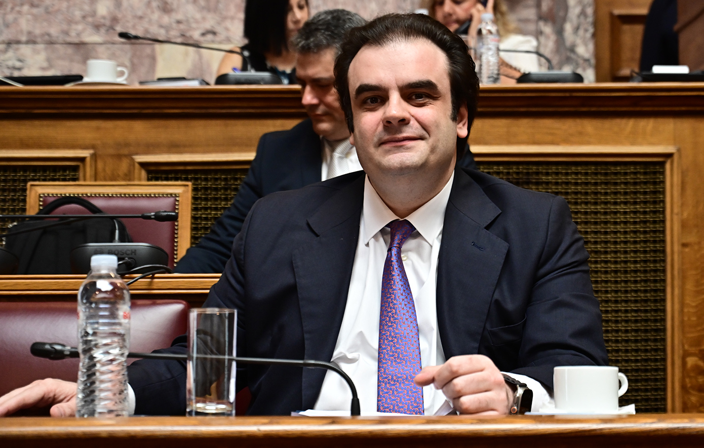 Πιερρακάκης: Πλαίσιο για να χτυπηθεί ο παράνομος τζόγος, αυστηρότερες διατάξεις και ποινές για τα ίντερνετ καφέ