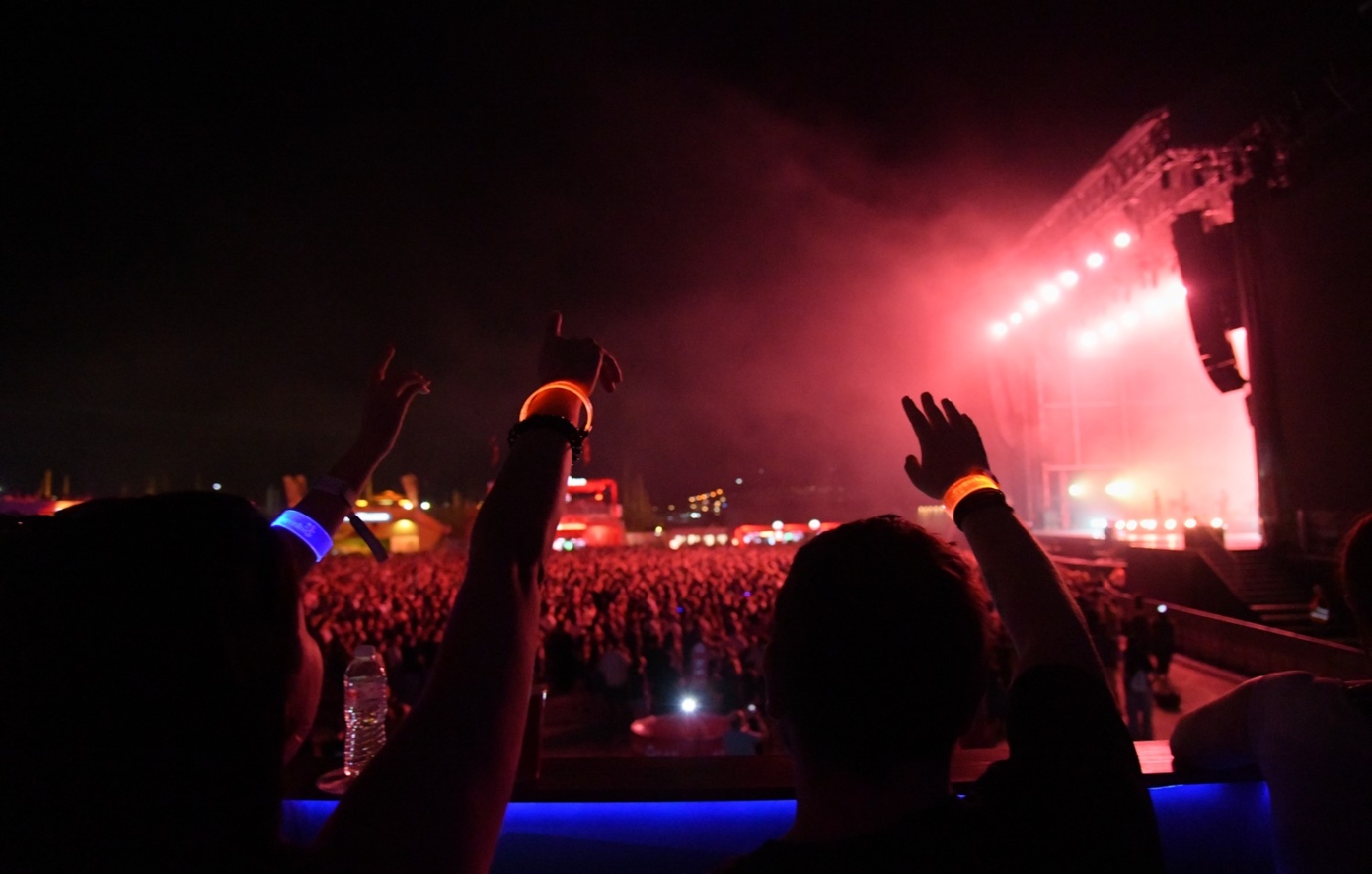 Είσαι όντως fan των London Grammar; Το opaponline.gr βρέθηκε στην Πλατεία Νερού &amp; έψαξε τους γνώστες του συγκροτήματος