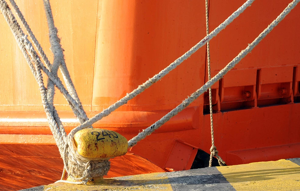 ΠΝΟ: Να χαρακτηριστεί εμπόλεμη ζώνη η Ερυθρά Θάλασσα – Άμεση προστασία των ναυτικών
