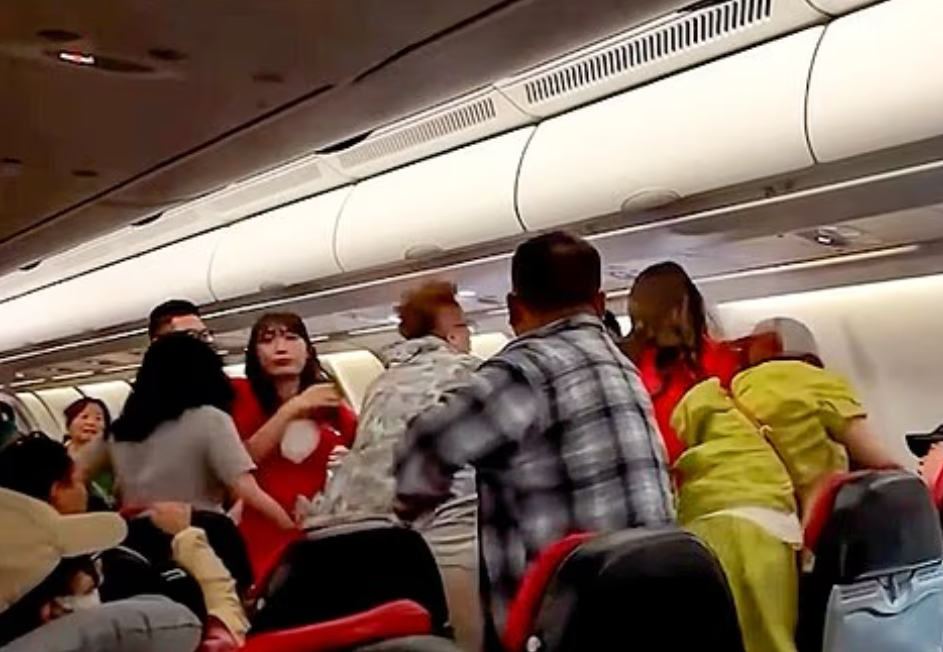 Άγριος καβγάς σε πτήση της Air Asia: Επιβάτες πιάστηκαν στα χέρια επειδή τρεις γυναίκες μιλούσαν δυνατά – Δείτε βίντεο