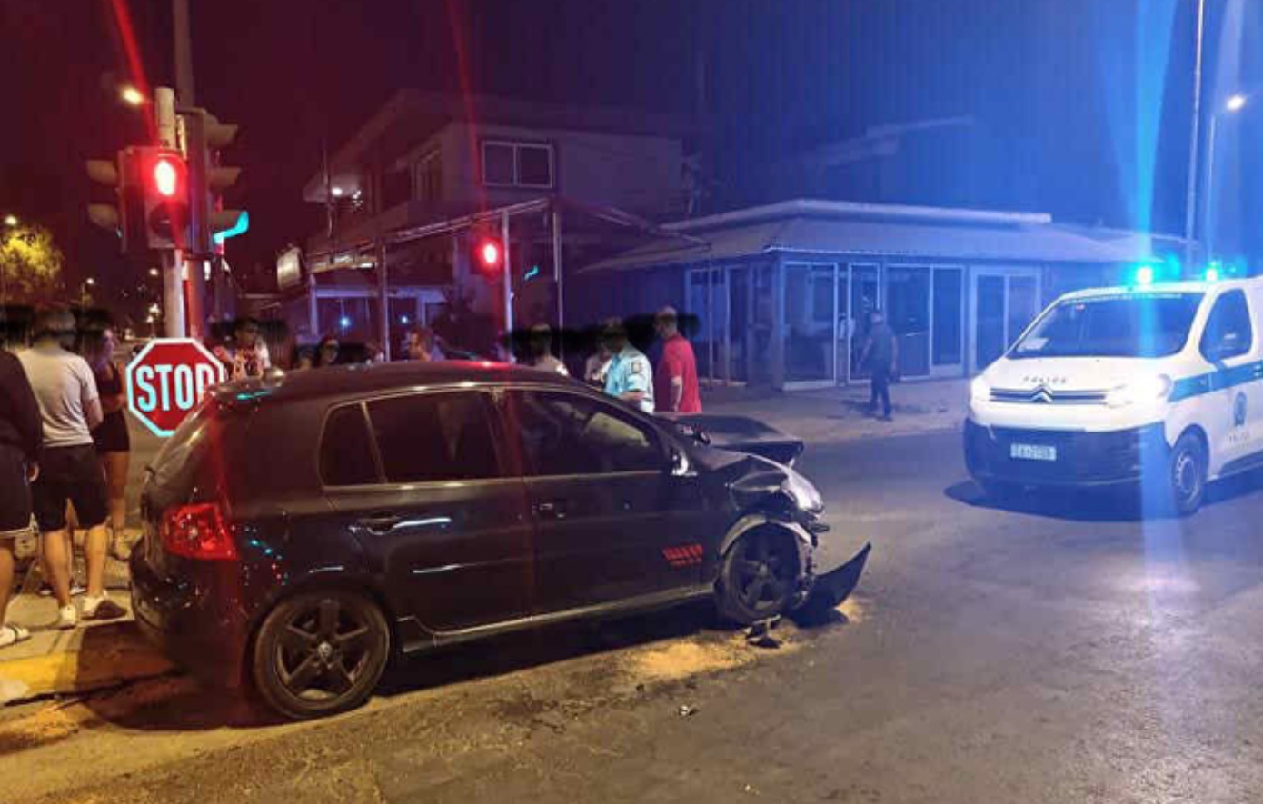 Σφοδρή σύγκρουση οχημάτων στην Αρτέμιδα – Σοβαρές ζημιές σε δύο αυτοκίνητα