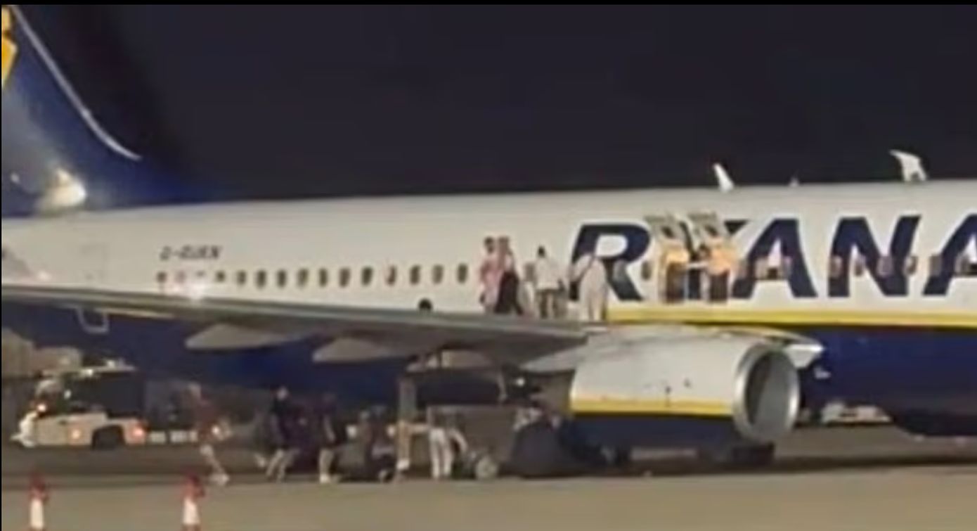 Πανικός σε αεροσκάφος της Ryanair: Επιβάτες τραυματίστηκαν μετά από λανθασμένο συναγερμό για φωτιά