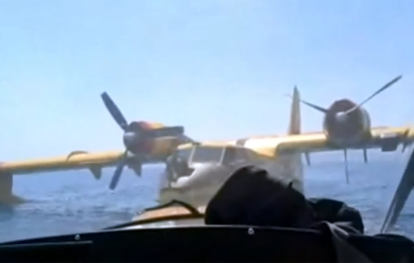 Βίντεο από τη ρυμούλκηση του Canadair που έκανε αναγκαστική προσθαλάσσωση στον Κορινθιακό