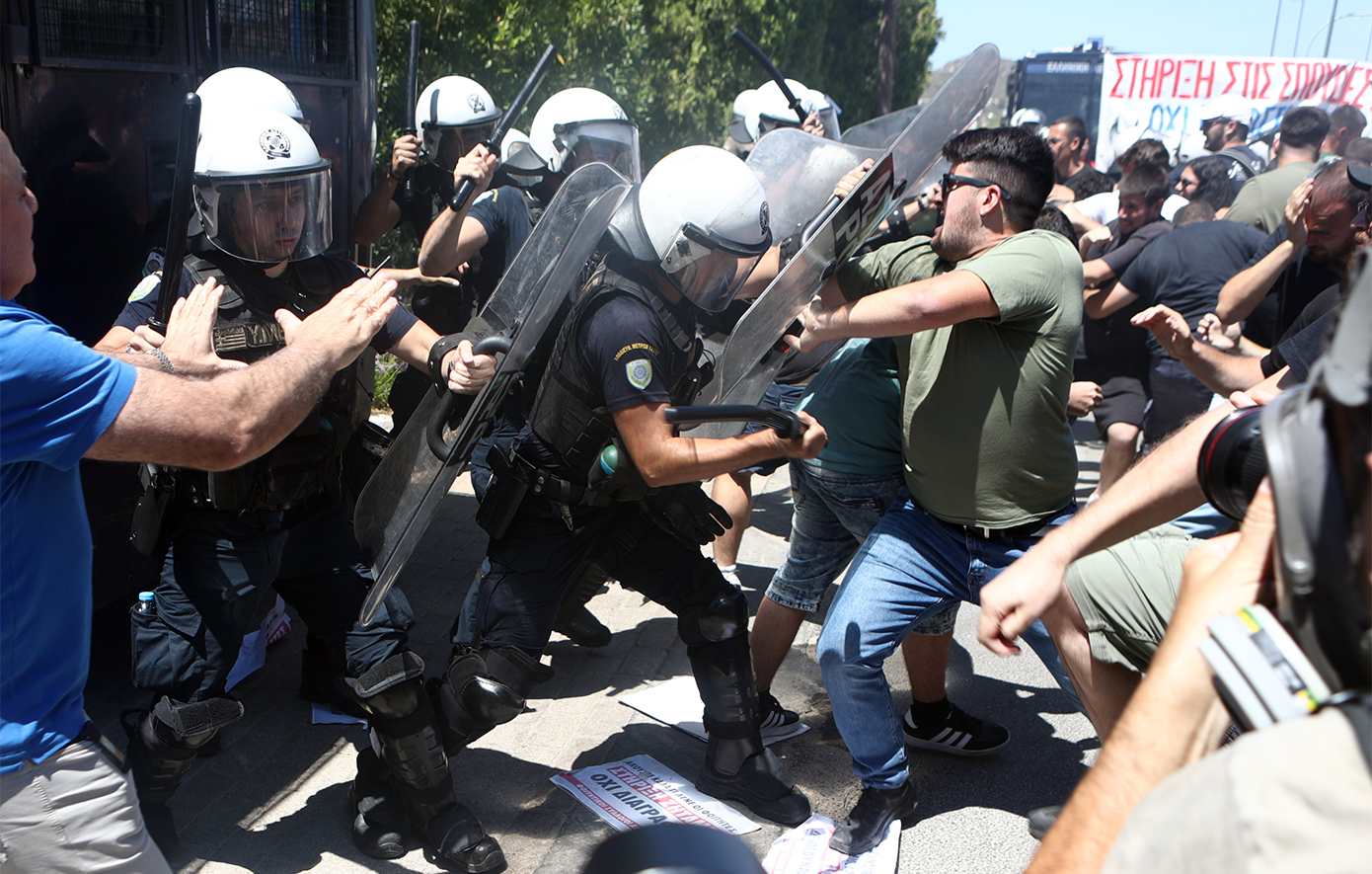 Κανονικά διεξάγεται η κυκλοφορία στην παραλιακή, που είχε κλείσει λόγω συγκέντρωσης φοιτητών στην Ανάβυσσο