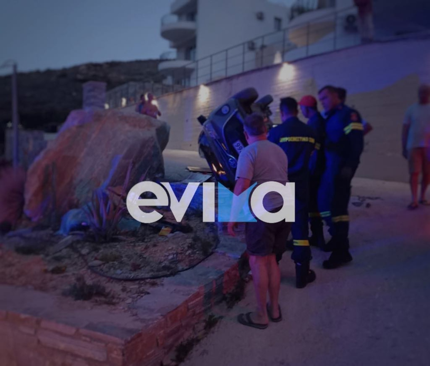 Εύβοια: Αυτοκίνητο αναποδογύρισε και προσέκρουσε σε βράχο – Απεγκλωβίστηκε η οδηγός τραυματισμένη