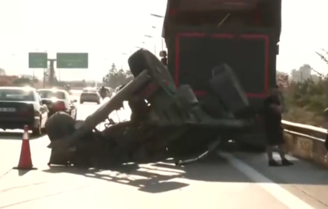 Ρυμουλκό από φορτηγό ξεκόλλησε και έπεσε σε αυτοκίνητο μετά τα διόδια των Μαλγάρων &#8211; Αναποδογύρισε το ΙΧ