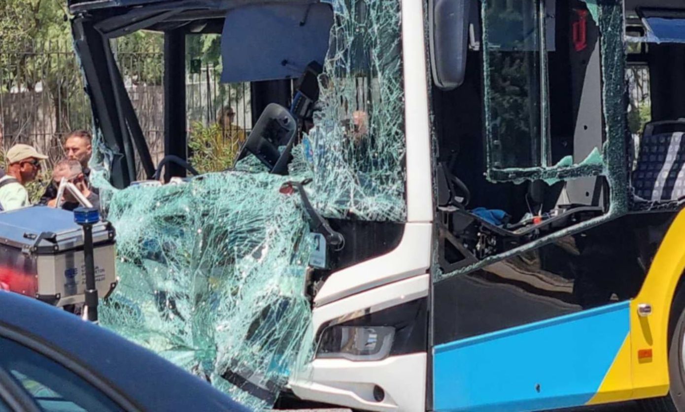 Σοβαρό τροχαίο στη Βούλα: Συγκρούστηκαν λεωφορεία &#8211; Πάνω από 30 τραυματίες, ανάμεσά τους και ανήλικοι