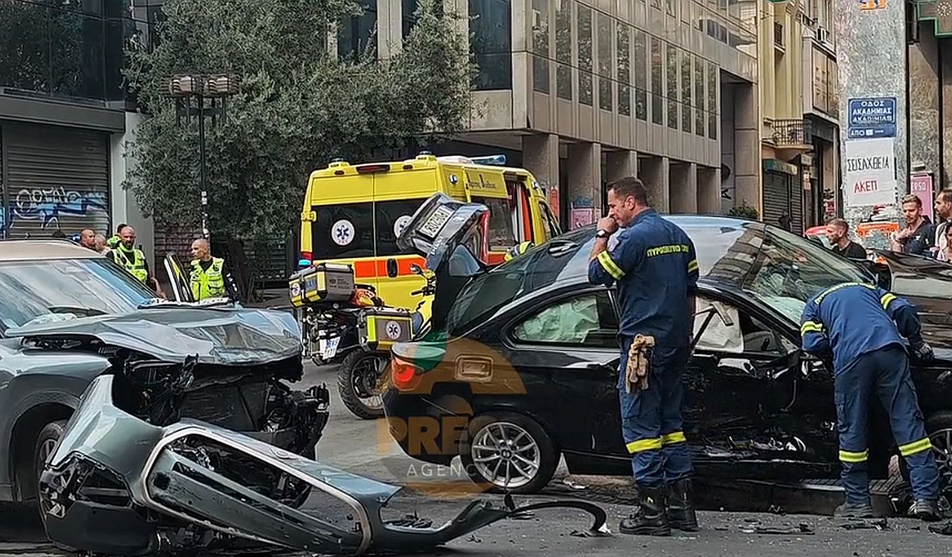 Σοβαρό τροχαίο στην συμβολή των οδών Ακαδημίας και Χαριλάου Τρικούπη στο κέντρο της Αθήνας &#8211; Τρεις τραυματίες