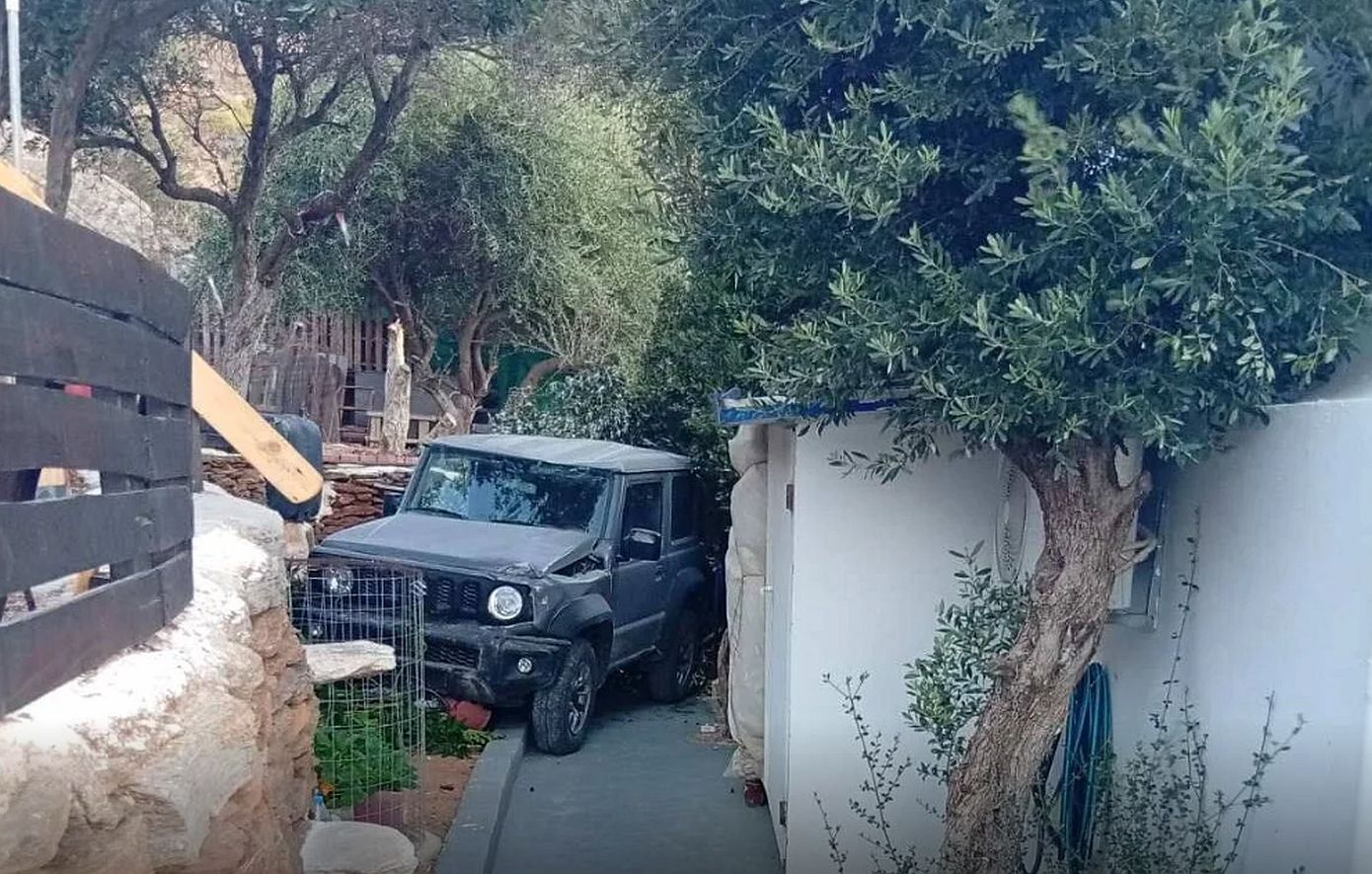 Απίστευτο περιστατικό στην Τήνο: Οι θυελλώδεις άνεμοι παρέσυραν τζιπ και το έριξαν σε αυλή σπιτιού
