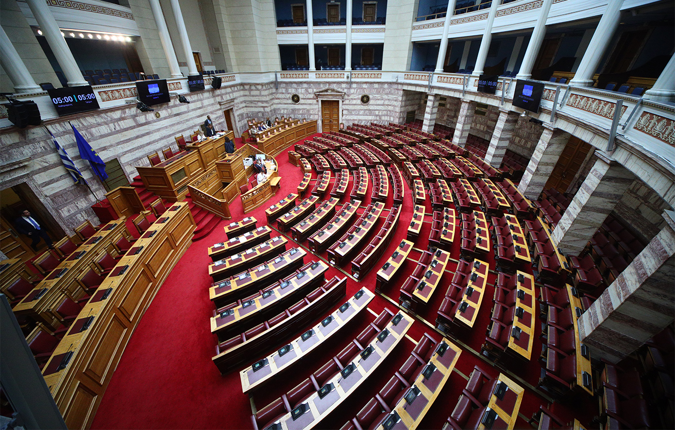 «Πυρά» στη Βουλή από Νέα Αριστερά και Πλεύση Ελευθερίας για τις δικογραφίες σε βάρος Χαρίτση και Κωνσταντοπούλου