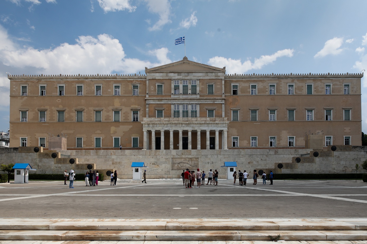 Πόσοι υπάλληλοι υπηρετούν σήμερα στη Βουλή: Σε εφαρμογή τίθεται σχέδιο αξιολόγησης των υπηρεσιών του Κοινοβουλίου