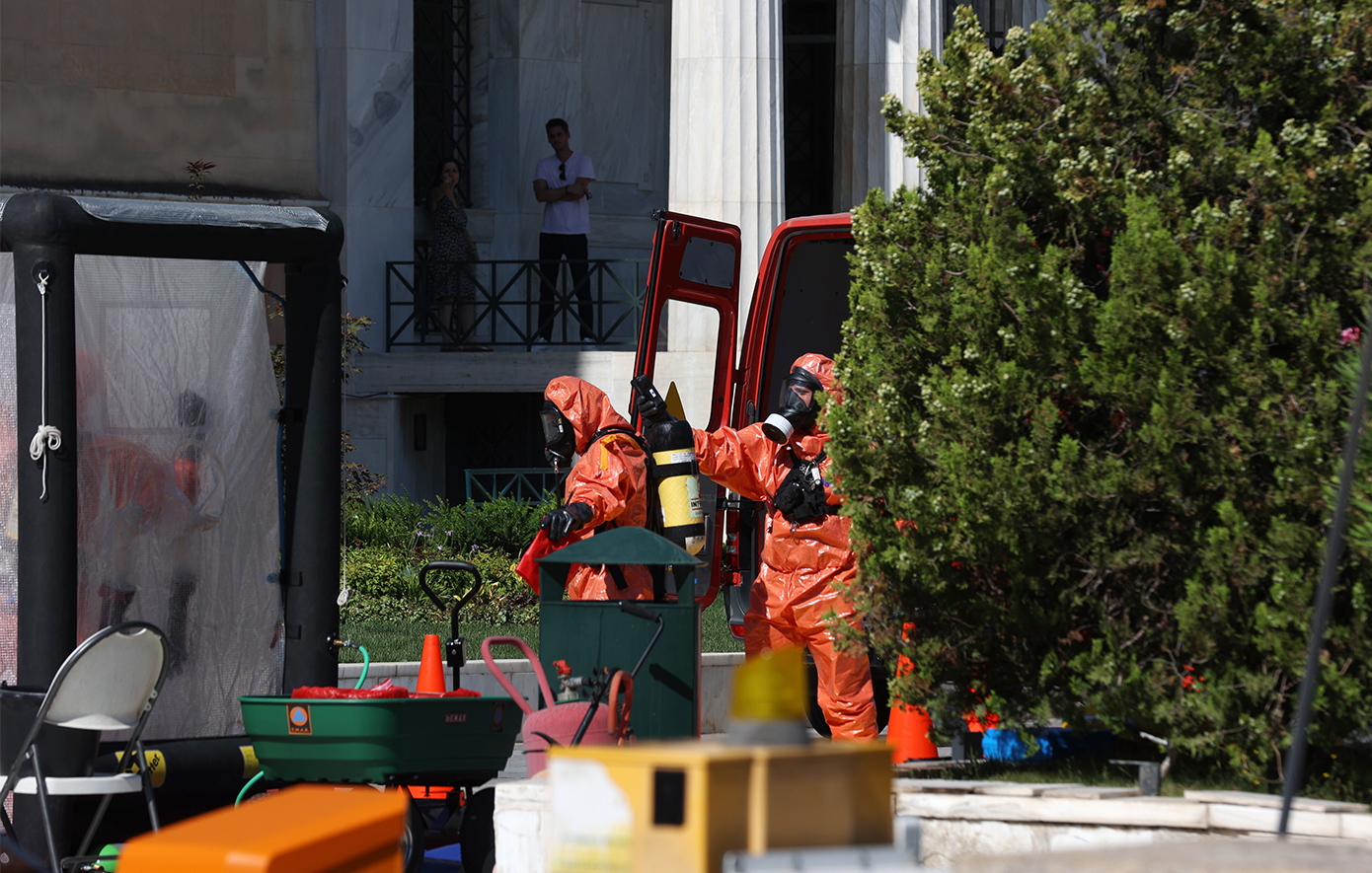 Ύποπτος φάκελος με σκόνη στη Βουλή &#8211; Στο σημείο ομάδα της ΕΜΑΚ