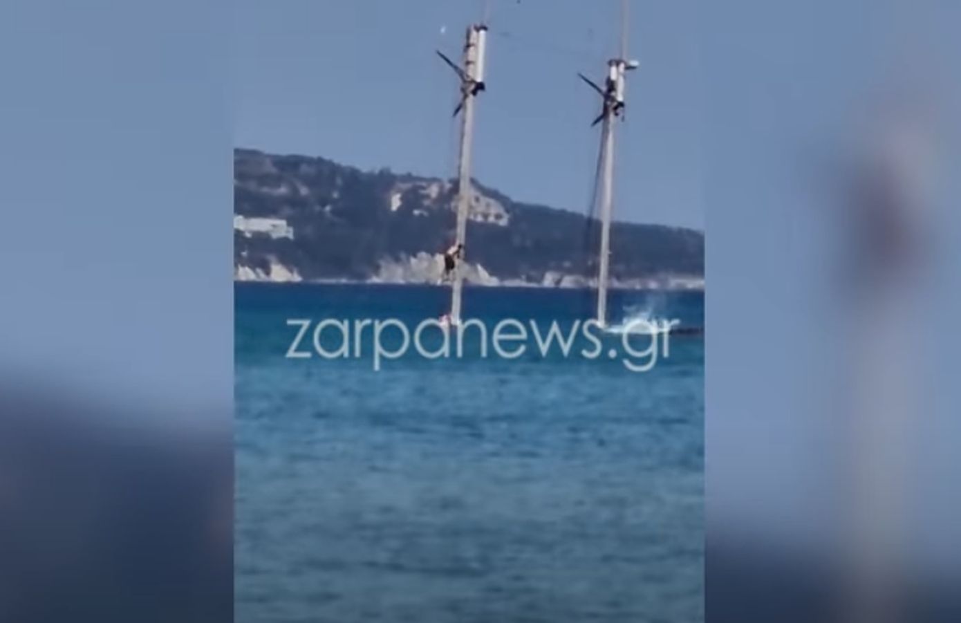 Οι επικίνδυνες βουτιές νεαρών από κατάρτι βυθισμένου ιστιοφόρου στα Χανιά