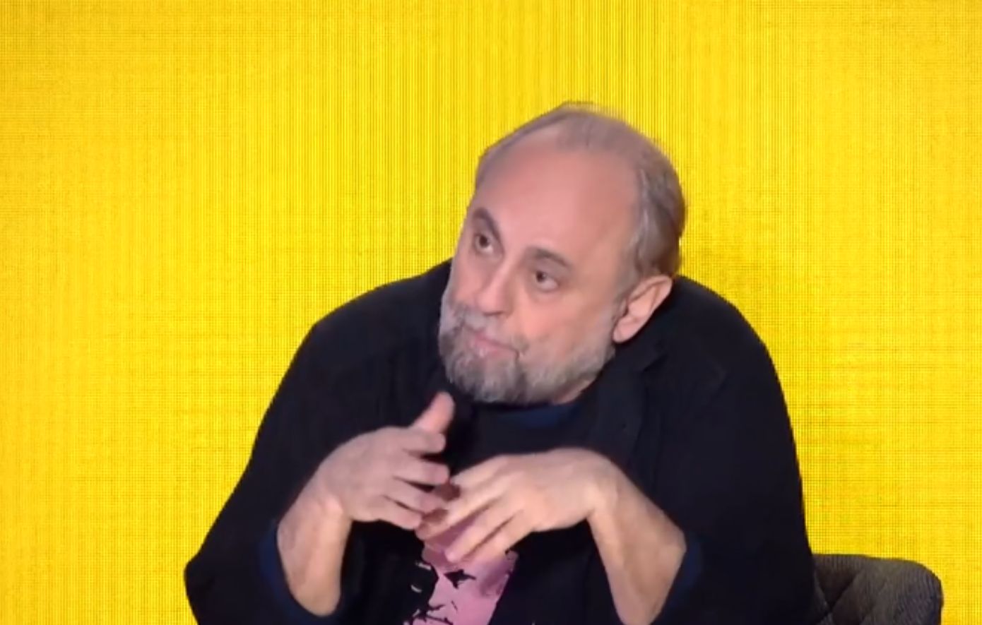 «Είναι σκληρός ο έρωτας» &#8211; Ο Σωτήρης Χατζάκης αποκαλύπτει ότι είχε ντυθεί λοχίας για να αποφύγει τον σύζυγο μιας πρώην συντρόφου του