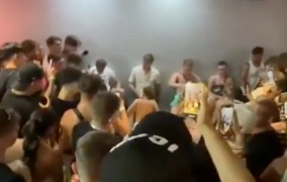 Η ανακοίνωση του Δήμου Ζακύνθου για το βίντεο με διαγωνισμό στοματικού έρωτα μέσα σε κλαμπ του νησιού