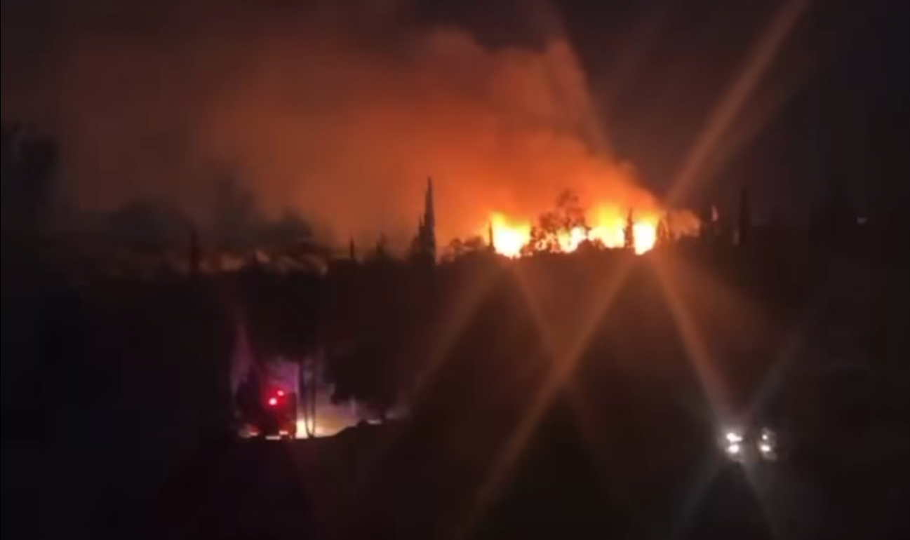 Φωτιά στη Ζοφριά – Καίει ξερόχορτα και πεύκα