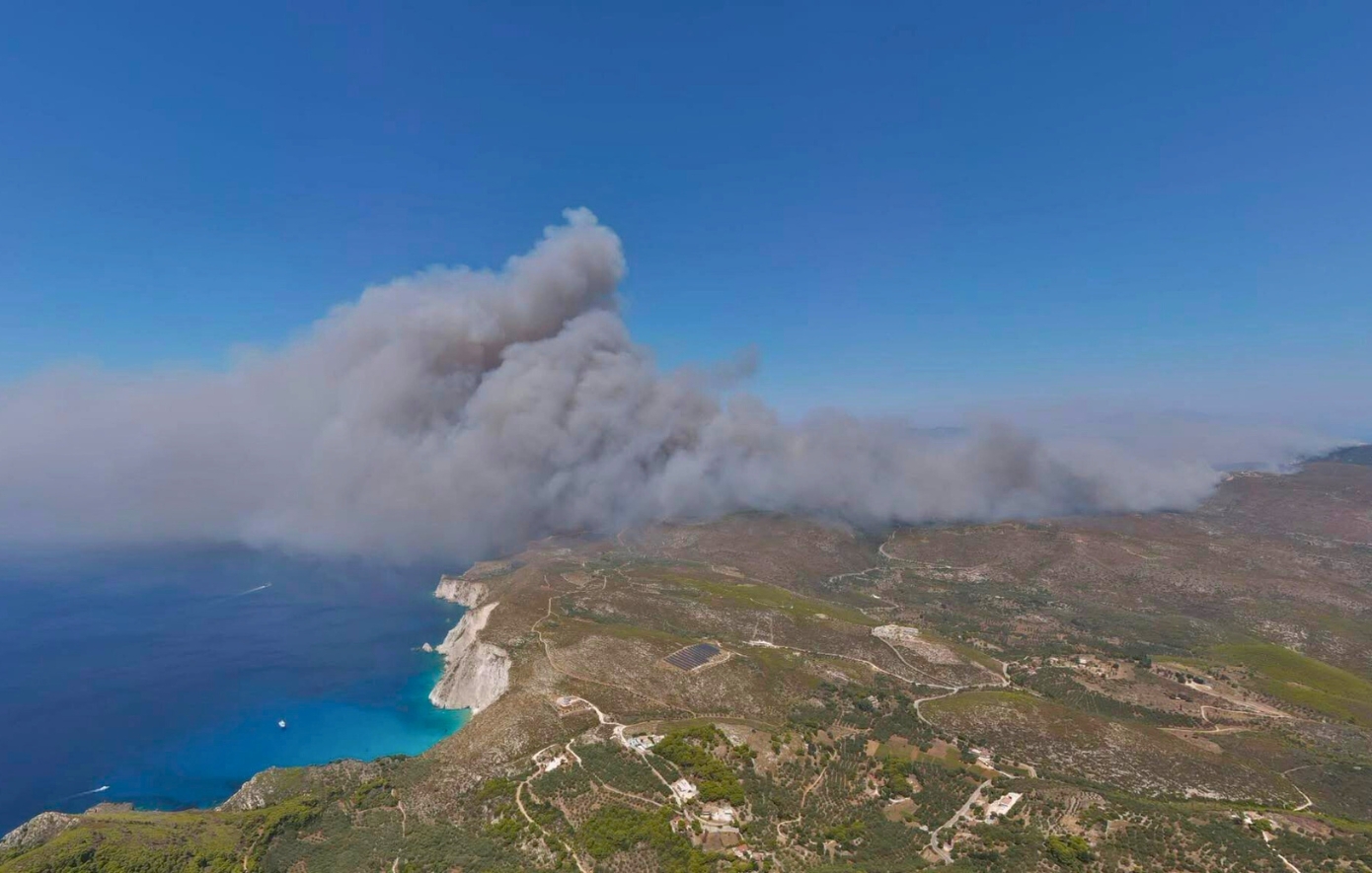 Μάχη με τις φλόγες σε πολλές περιοχές της χώρας &#8211; Μηνύματα από το 112, εκκενώσεις οικισμών και διακοπές κυκλοφορίας