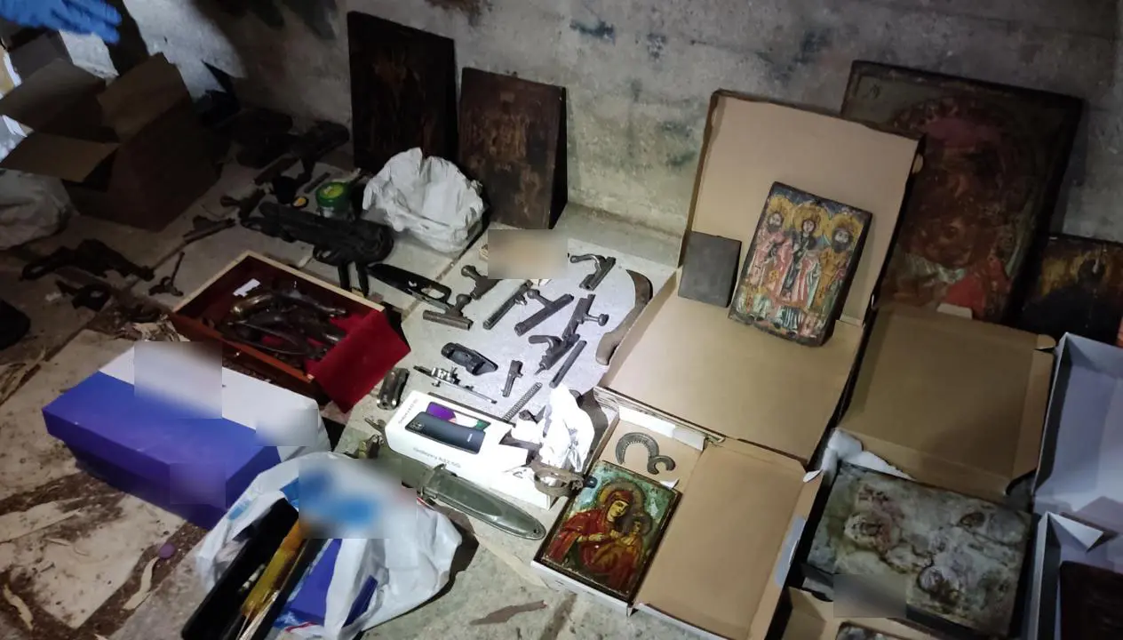 Αυτό είναι το οπλοστάσιο που βρέθηκε σε κάδο απορριμμάτων στην Καισαριανή &#8211; Δείτε φωτογραφίες
