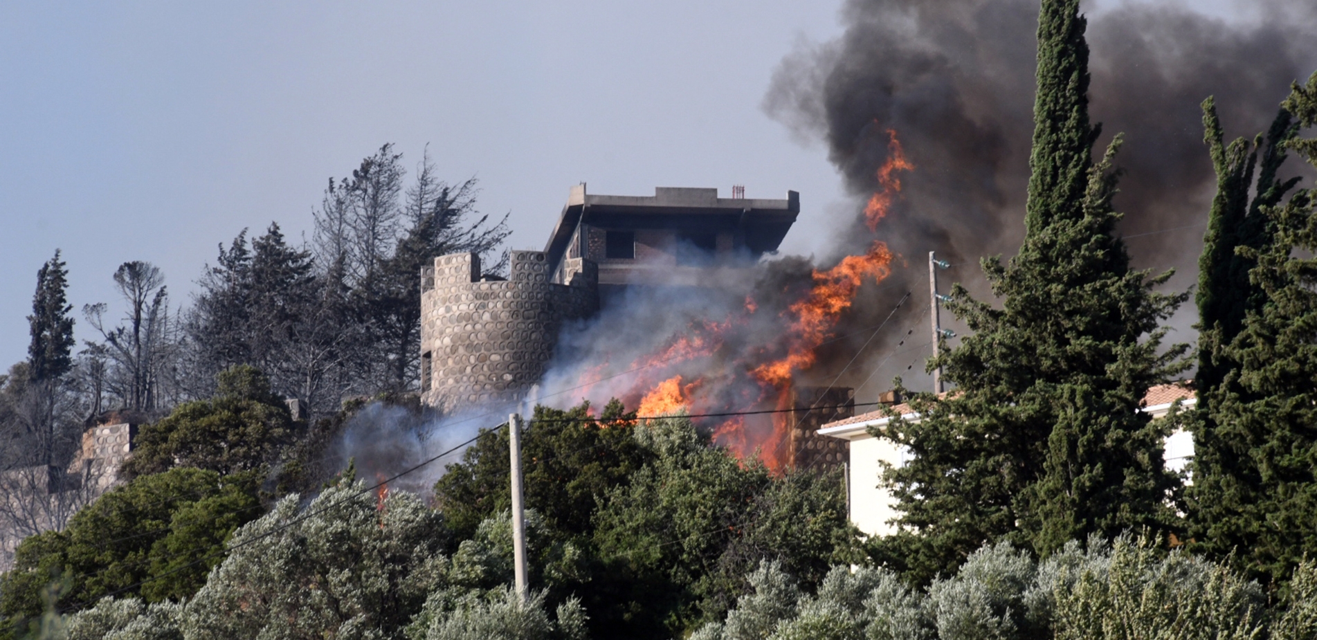 Σε πύρινο κλοιό η χώρα: Αναζωπυρώσεις και νέα 112 σε Αχαΐα, Κεφαλονιά, Πρέβεζα &#8211; 15 τραυματίες και πελώριες καταστροφές