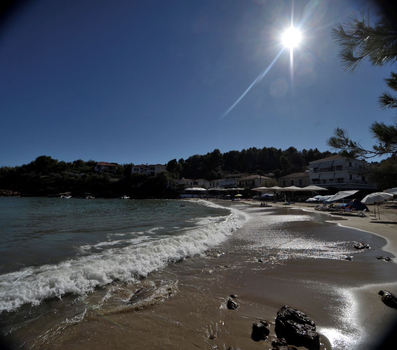Καιρός: Ανάσα δροσιάς σήμερα, Κυριακή με μελτέμια στο Αιγαίο &#8211; Δεν θα ξεπεράσει τους 35 βαθμούς ο υδράργυρος