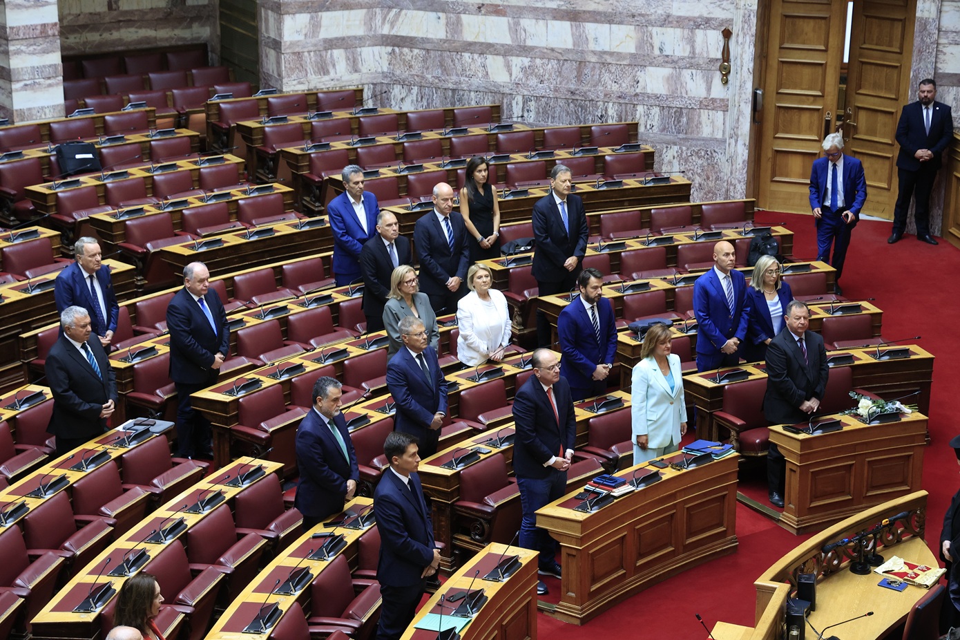 Ενός λεπτού σιγή στη Βουλή για τον Απόστολο Βεσυρόπουλο &#8211; Μπουκέτο λουλούδια στο έδρανό του