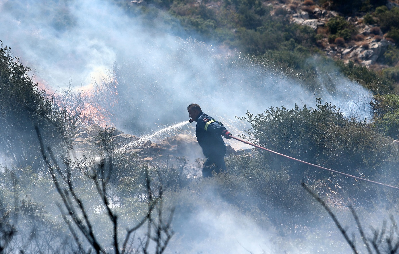 Live: Μεγάλη φωτιά στην Κερατέα &#8211; Μπαράζ από μηνύματα του 112 για εκκενώσεις οικισμών, καίγονται σπίτια