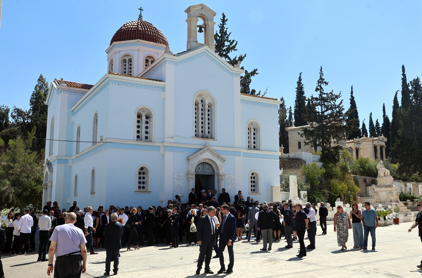 Σε λίγη ώρα το τελευταίο αντίο στην 34χρονη Λένα Σαμαρά &#8211; Βουβός θρήνος στο Α&#8217; Νεκροταφείο