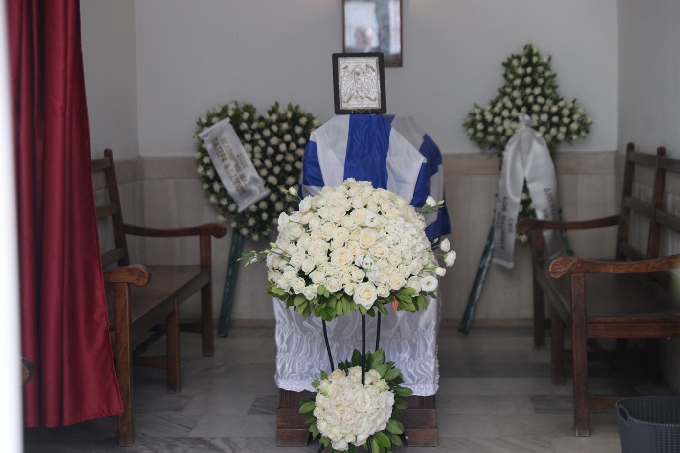 Το τελευταίο αντίο στον δημοσιογράφο Δημήτρη Κωνσταντάρα &#8211; Τυλιγμένο με την ελληνική σημαία το φέρετρό του