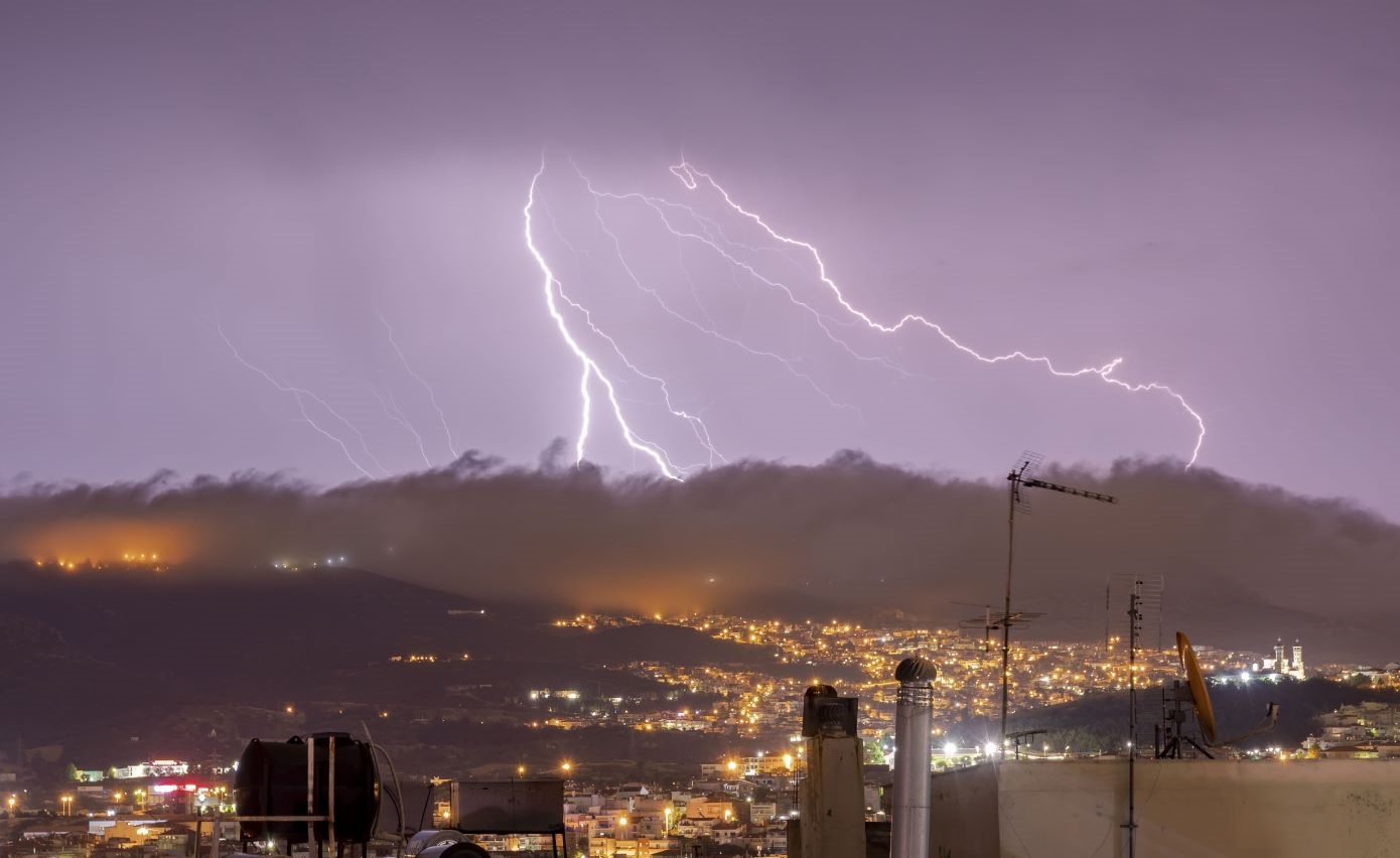 Δύσκολη νύχτα πέρασε η Δυτική Ελλάδα – Έπεσαν 20.000 κεραυνοί σε ένα βράδυ &#8211; Προβλήματα ηλεκτροδότησης στα Ιωάννινα