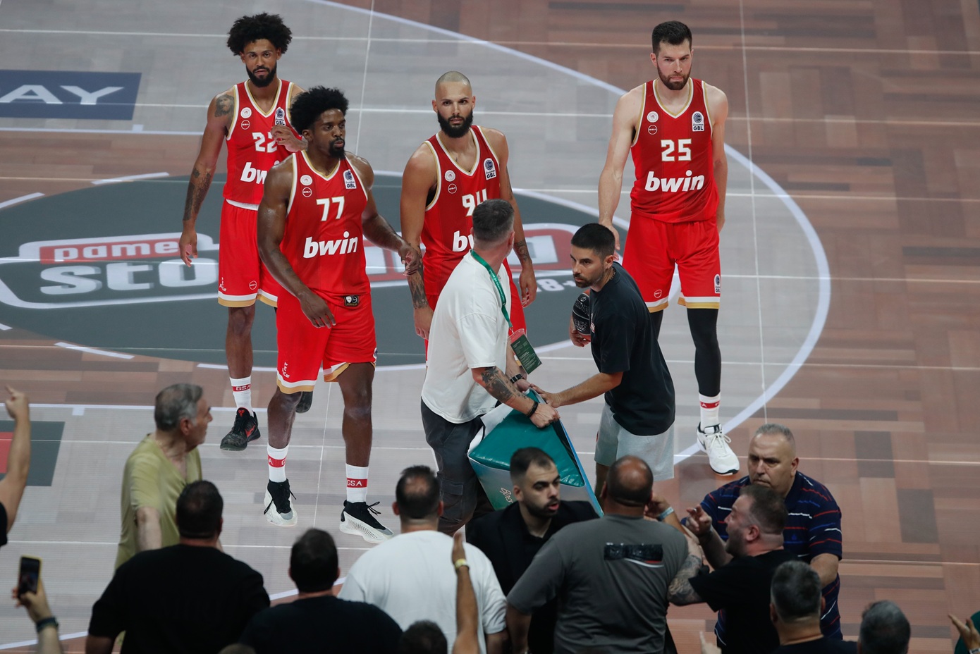 Εξιχνιάστηκε η υπόθεση απειλών σε βάρος διαιτητών στους τελικούς του μπάσκετ &#8211; Κατηγορούνται οκτώ φίλαθλοι