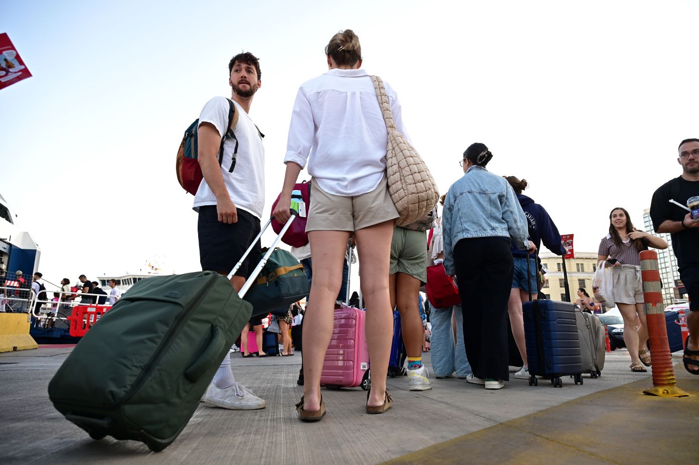 Με ήλιο και μελτέμια αναχωρούν οι πρώτοι αδειούχοι του Αυγούστου &#8211; Νέα μικρή πτώση της θερμοκρασίας