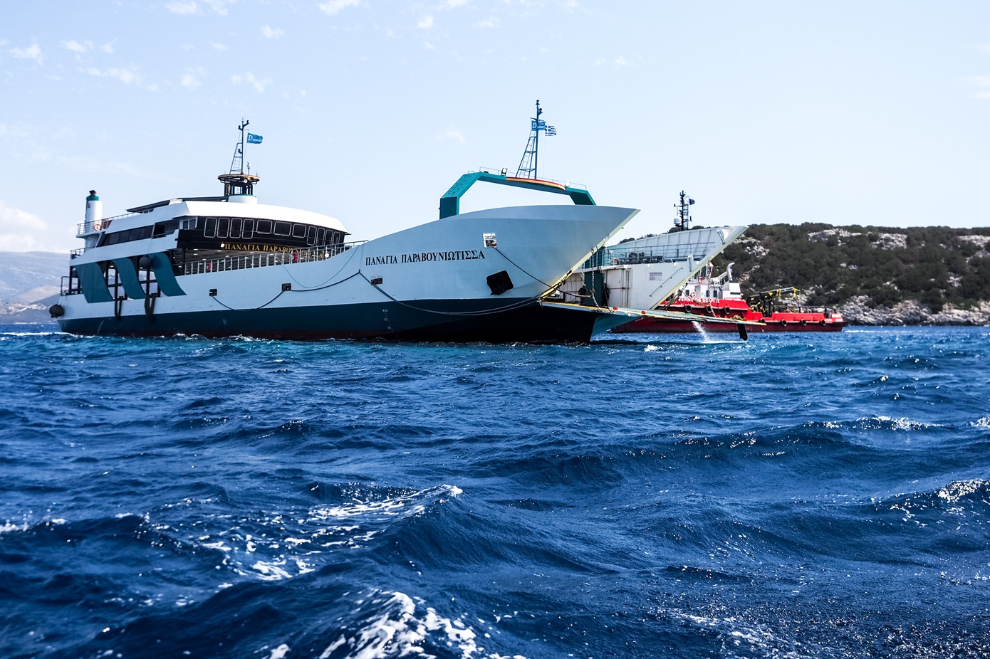 Προσάραξη πλοίου στα Νέα Στύρα: Το σχέδιο διάσωσης για την «Παναγία Παραβουνιώτισσα» &#8211; Έως και 15 μέτρα τα «σκισίματα»