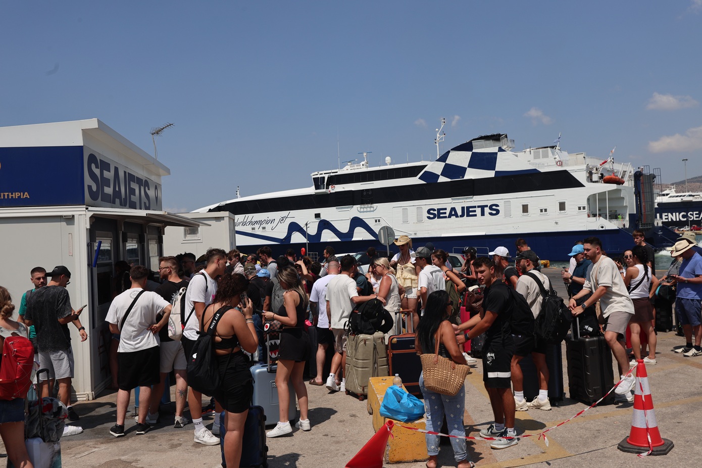 Παραμένει το απαγορευτικό απόπλου στα λιμάνια &#8211; Χιλιάδες επιβάτες παραμένουν εγκλωβισμένοι