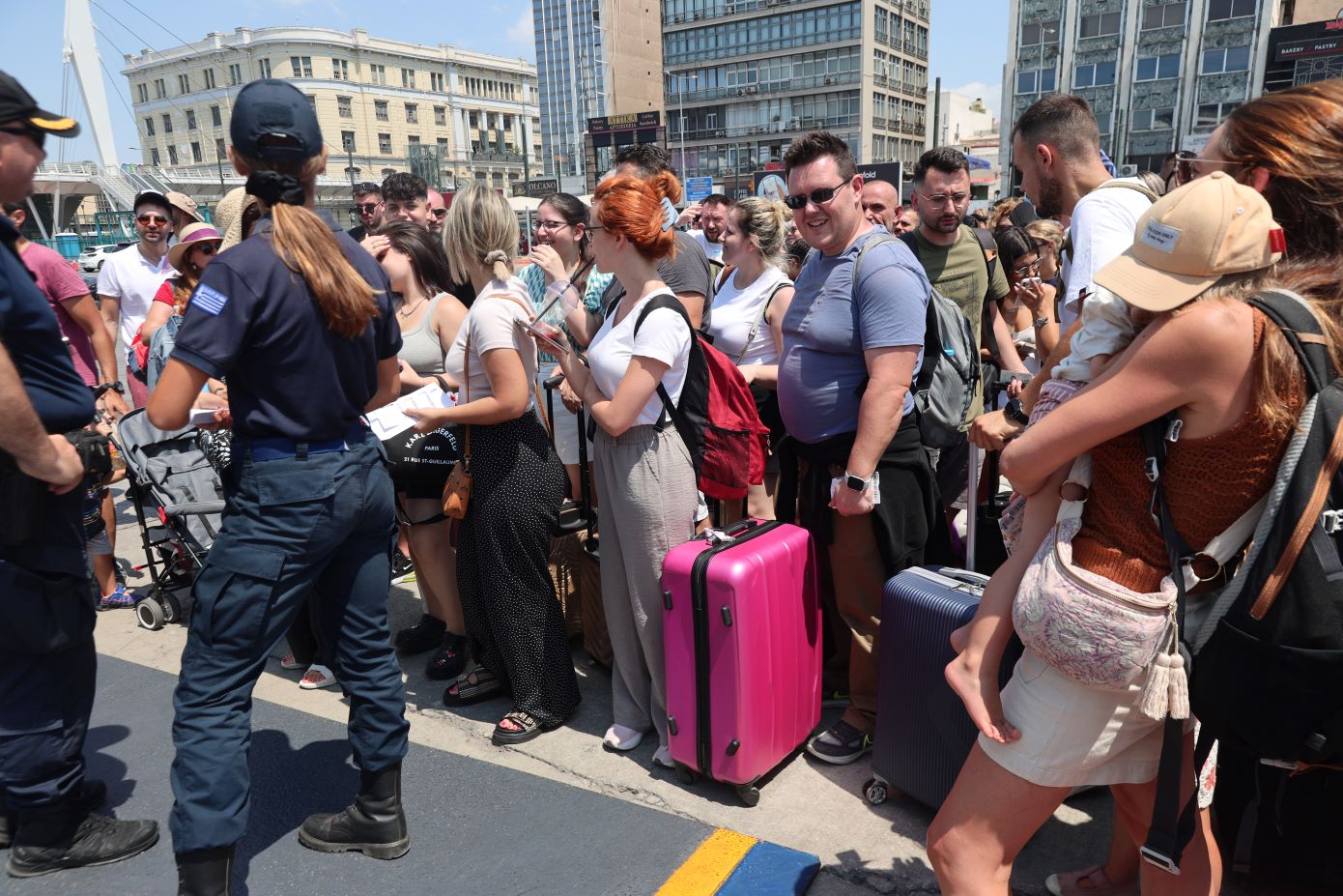 Αναστάτωση στον Πειραιά: Επιβάτες ανέβηκαν στον καταπέλτη του πλοίου μετά την ακύρωση του ταξιδιού τους λόγω του χθεσινού απαγορευτικού