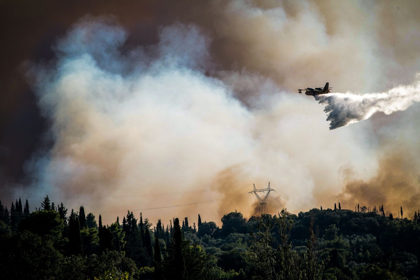 Ξανά στη μάχη από το πρωί τα εναέρια μέσα στην Ανατολική Αττική &#8211; Μάχη με τις αναζωπυρώσεις και τους θυελλώδεις ανέμους