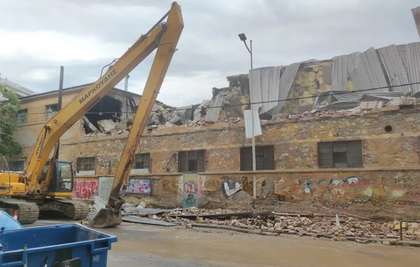 Θεσσαλονίκη: Κατεδαφίζεται το κουφάρι της «Αλυσίδας»