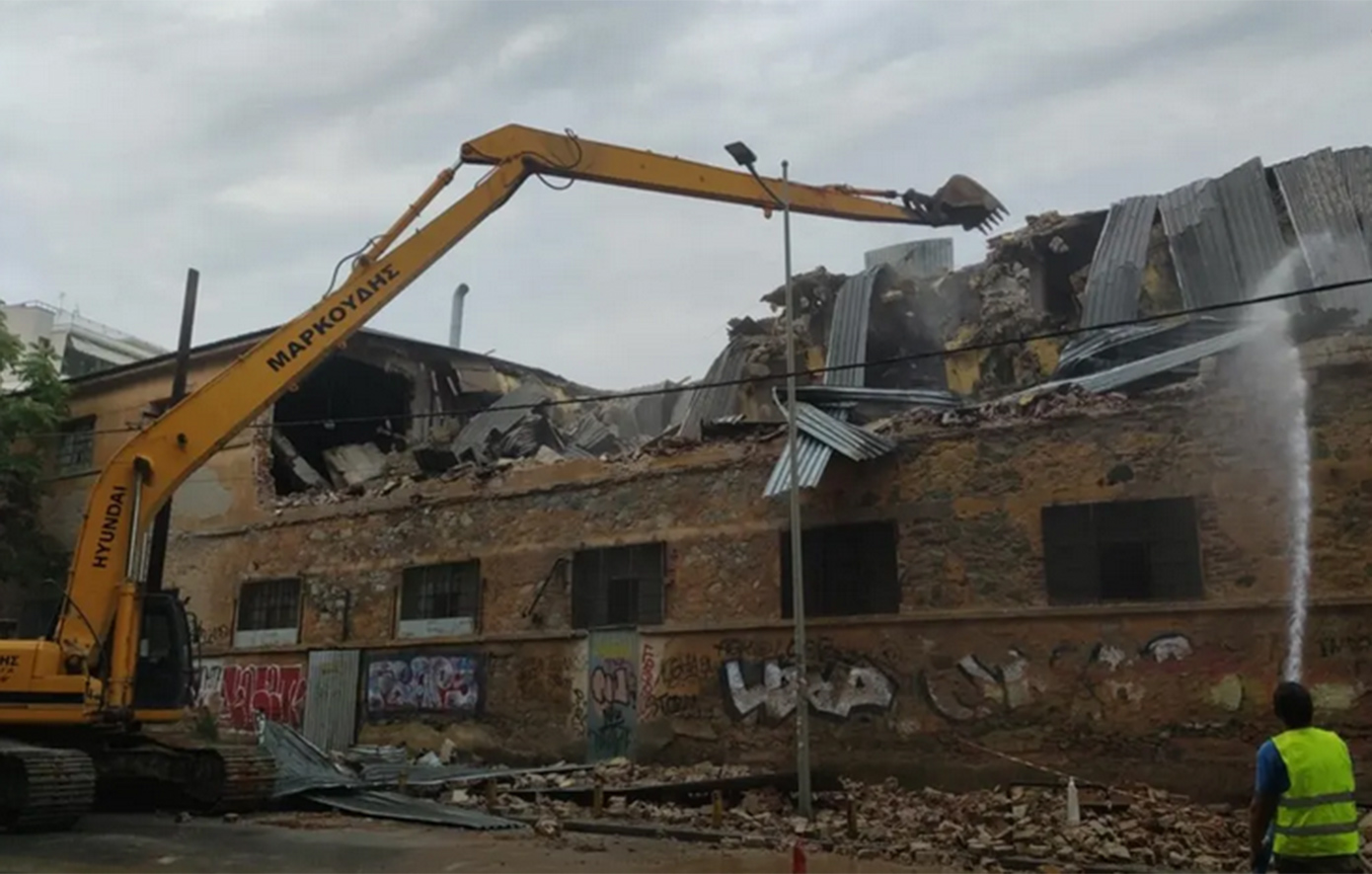 Θεσσαλονίκη: Κατεδαφίζεται το κουφάρι της «Αλυσίδας»