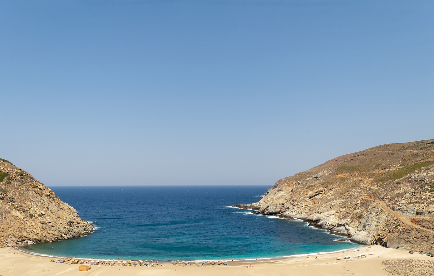 Η μαγευτική παραλία στην Άνδρο, όπου το μπλε δεν τελειώνει ποτέ