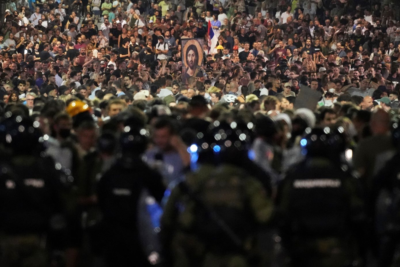 Νέο κύμα βίας στις διαδηλώσεις της Σερβίας &#8211; Επεισόδια και συγκρούσεις σε Βάλιεβο, Βελιγράδι και Νόβι Σαντ