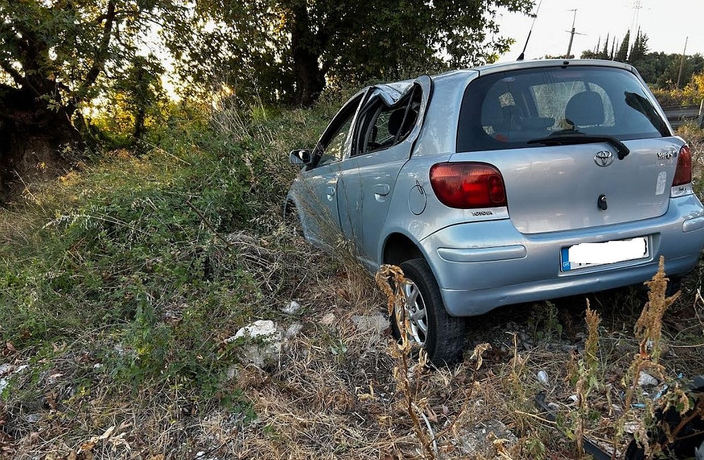 Τροχαίο στο Αγρίνιο: ΙΧ εξετράπη της πορείας του προσέκρουσε σε στύλο και έπεσε σε οικόπεδο &#8211; Τραυματίστηκε μια ανήλικη