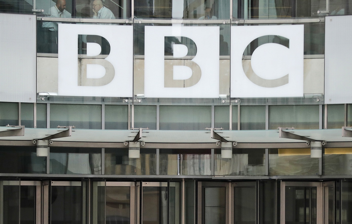 Σάλος στο BBC: Γνωστή παρουσιάστρια φέρεται να εμπλέκεται σε σεξουαλικό σκάνδαλο