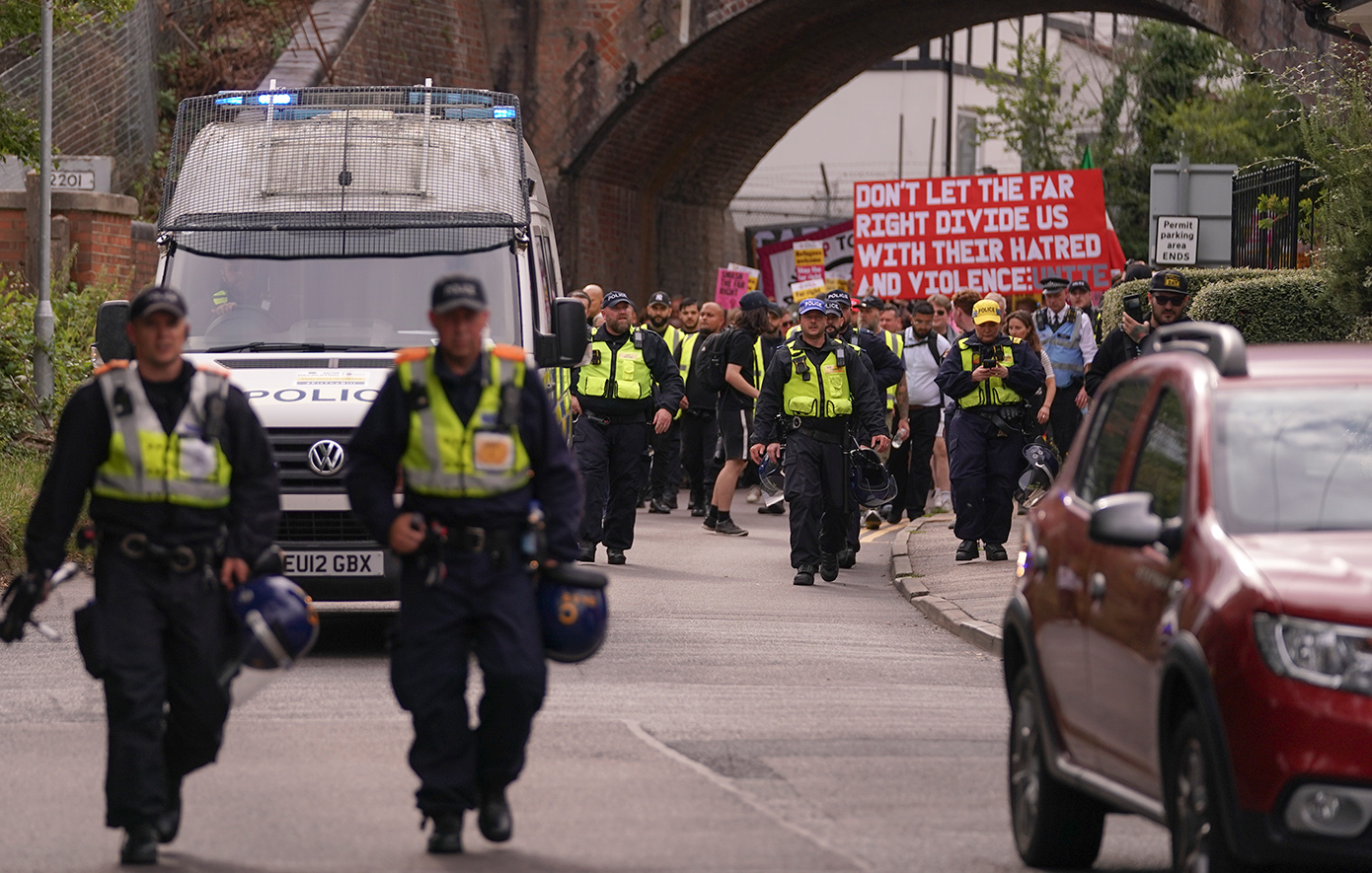 Διαμαρτυρίες για το μεταναστευτικό στο Εσσεξ της Βρετανίας Διαμαρτυρίες για το μεταναστευτικό στο Εσσεξ της Βρετανίας
