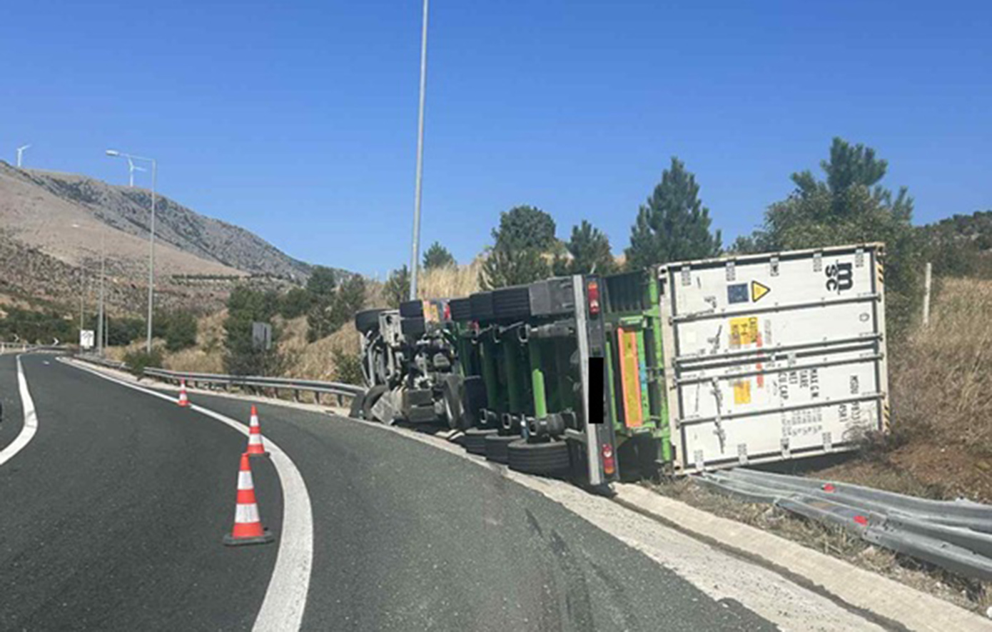Ανατράπηκε νταλίκα στη Σιάτιστα