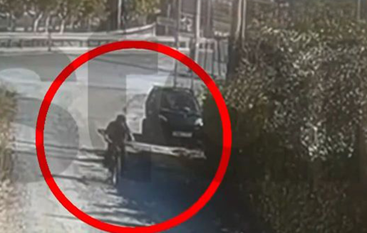 Φωτιά στην Παιανία: Καρέ-καρέ η δράση του εμπρηστή με το ποδήλατο
