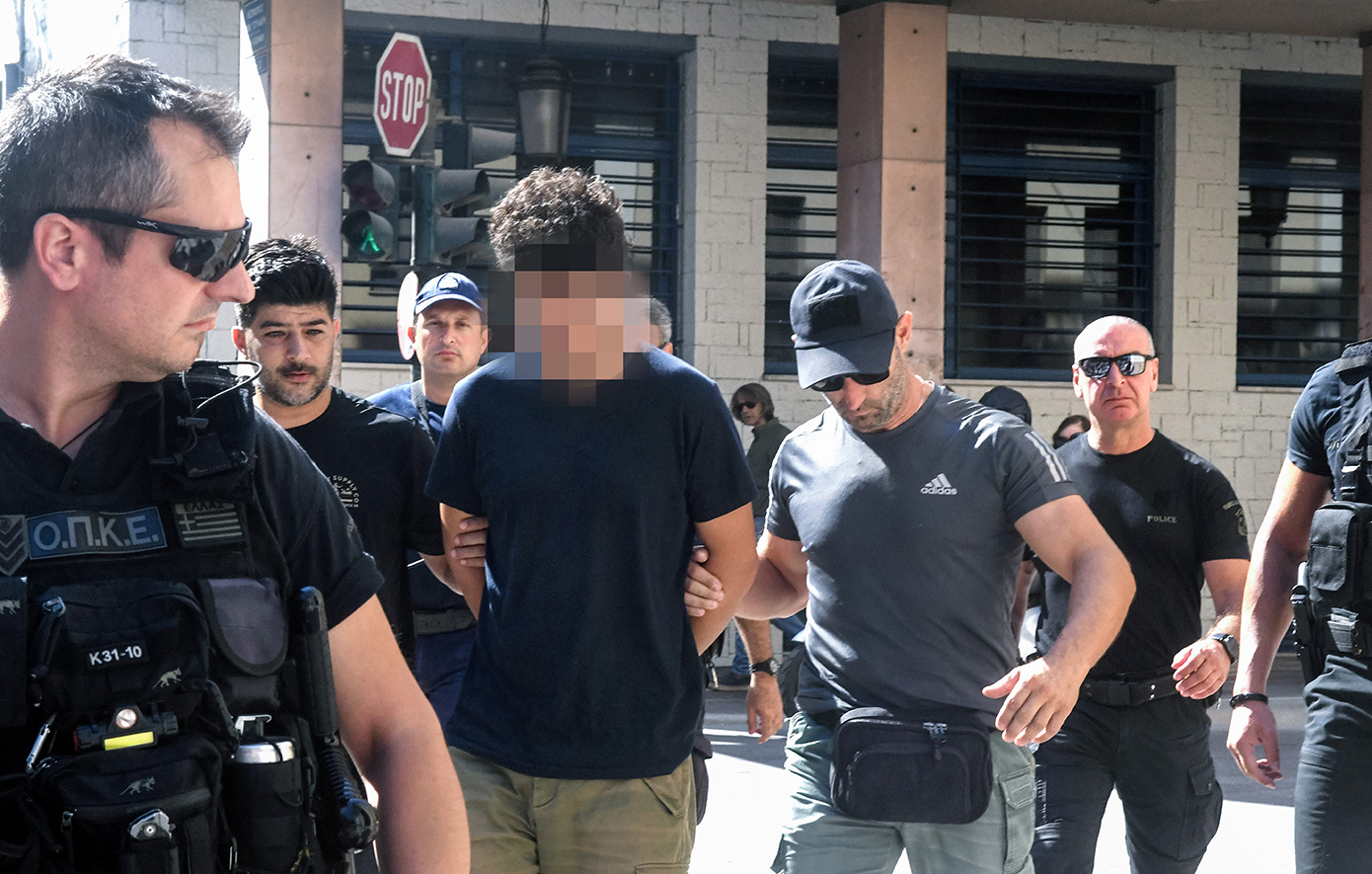 «Γιατί είναι ακόμα φυλακή αφού το πόρισμα τον αθωώνει»: Ξεσπούν οι γονείς του 25χρονου που κατηγορείται για εμπρησμό στην Πάτρα