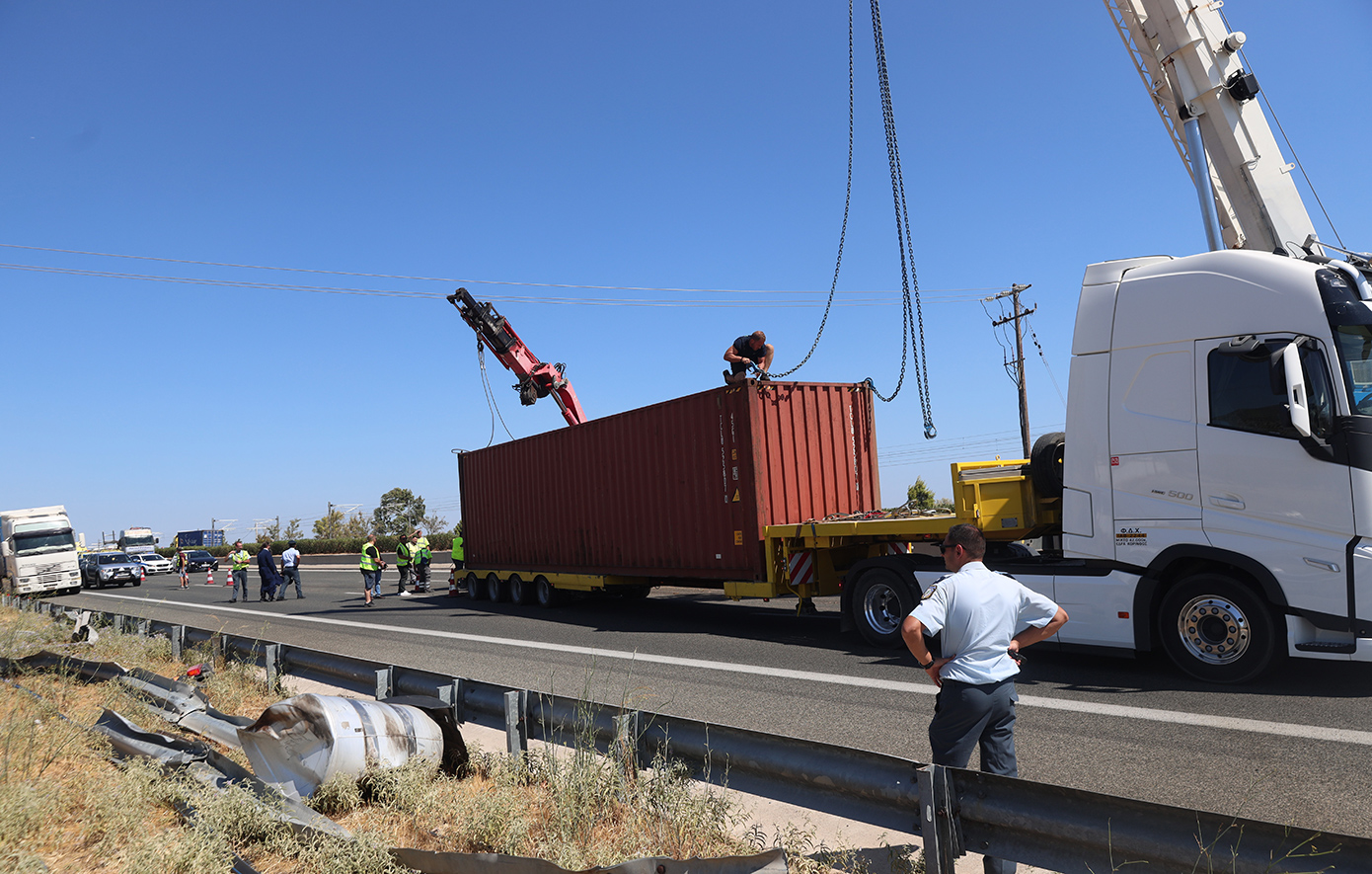Αποκαταστάθηκε πλήρως η κυκλοφορία στην Αθηνών – Κορίνθου μετά την εκτροπή φορτηγού στα διόδια Ελευσίνας