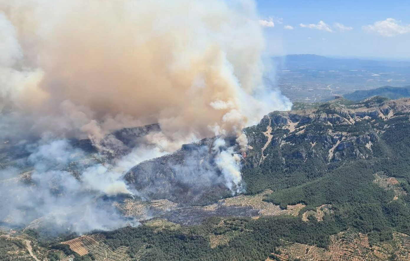 Τιτάνια μάχη με «πύρινους στροβίλους» δίνουν οι πυροσβέστες στην Ισπανία